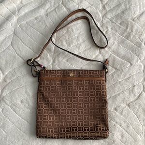 TOMMY HILFIGER JACQUARD LOGO MEDIUM CROSSBODY SLING BAG in BROWN EUC